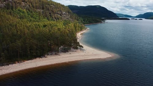 Vue aérienne d'un grand lac et d'une vallée à Telemark, en Norvège