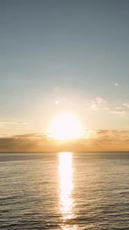 Vidéo verticale La magie du coucher du soleil sur la mer Textures Aerial Beauty