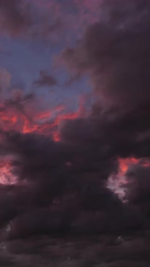 Vidéo verticale, fond de paysage nuageux rose