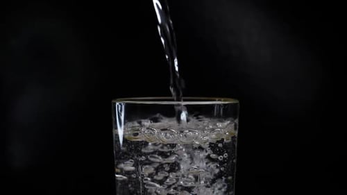 Verser de l'eau minérale gazeuse dans un verre
