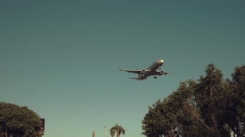 Düsenflugzeug landet auf der Landebahn.