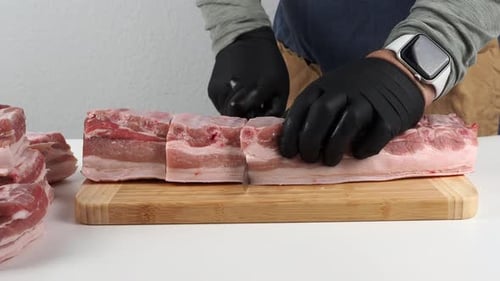 Un carnicero corta un cadáver de carne.