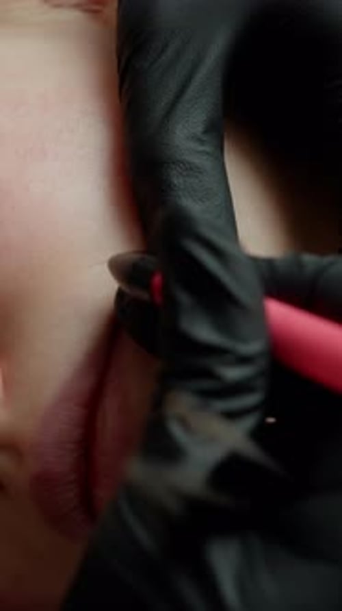 Esteticista especializada que aplica un tratamiento facial