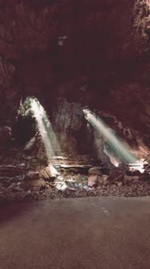 Grotte majestueuse avec lumière illuminatrice