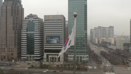Luftbild der südkoreanischen Flagge und der Stadt im Hintergrund