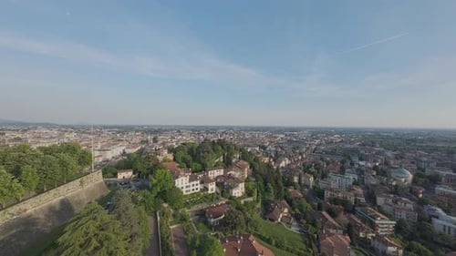 Un Zumbido aéreo arrollador que sobrevoló las afueras de la Ciudad Alta de Bérgamo y sus históricas murallas,