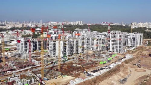Wohnbaustelle mit Kranen und Gebäude in Bearbeitung, Luftaufnahme.