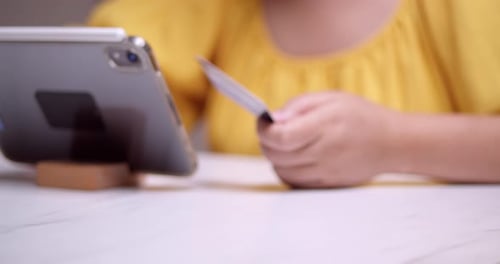 Effectuer un achat et une transaction en ligne à l'aide d'une tablette intelligente mobile tout en encodant les informations nécessaires