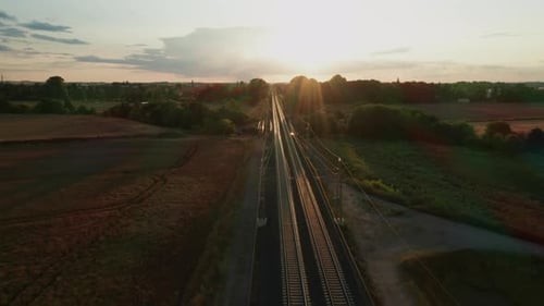 Lange Eisenbahn, beleuchtet vom warmen Schein der untergehenden Sonne