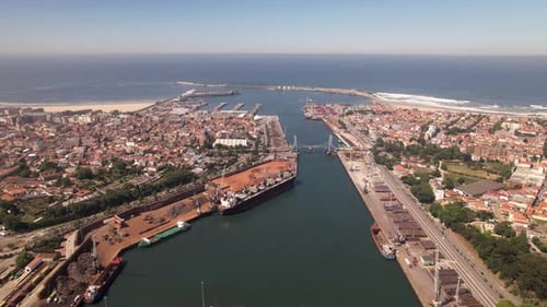 Luftaufnahme des Containerterminals Porto de Leixões, Portugal.