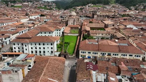 Einrichtung einer Flugdrohnen-Luftaufnahme von Cusco, Peru, mit der Kathedrale und dem Hauptplatz. Hohe Auflösung 4k
