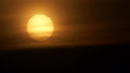 Zeitraffer des Sonnenuntergangs, des Himmels, des Sonnenlichts in der Goldenen Stunde, Tag für Nacht