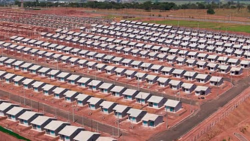Drone filmé vers l'avant d'un logement populaire récemment construit.