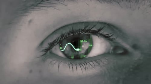Les actions augmentent sous l'effet d'un reflet oculaire, gros plan, séquence clignotante au ralenti en 4K, l'œil est vert.
