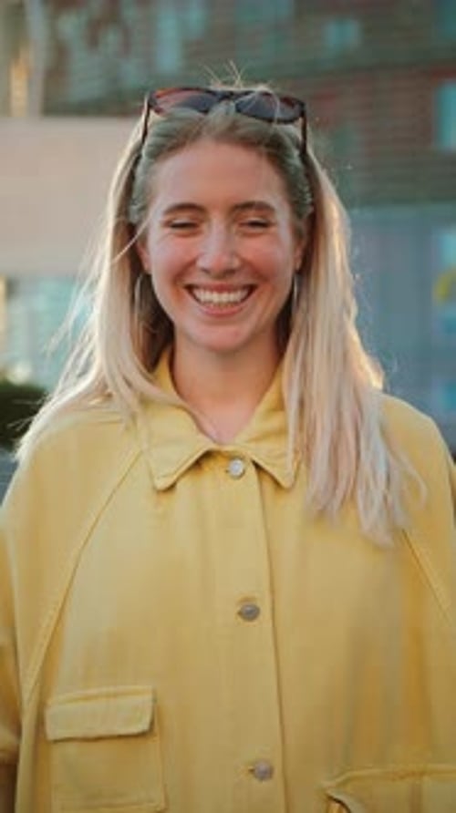 Joyeuse jeune femme souriante tout en profitant d'une journée ensoleillée avec des amis lors d'un rassemblement animé