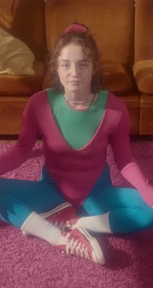 Fille en tenue aérobique des années 80