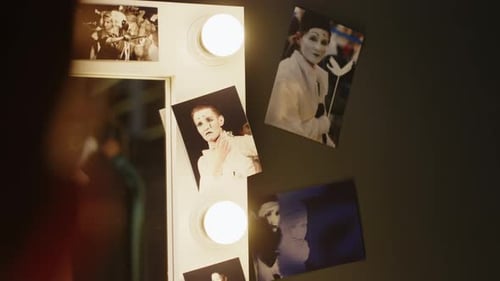 Fotos de la actriz de mimo en el espejo de backstage