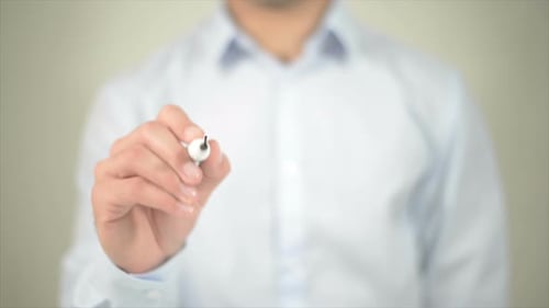 HiTech Man schreibt auf transparentem Bildschirm