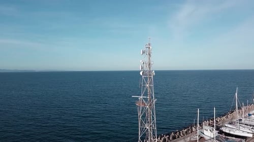 Station radar située dans un port maritime de la mer Noire, près de la ville bulgare de Pomorie, avec