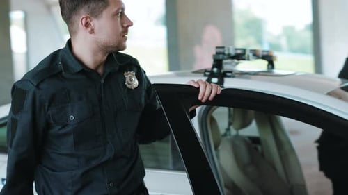 Nahaufnahme Wütender Polizist mit einer Pistole, der neben einem Räuber in Handschellen steht, verhaftet Bösewicht, Verbrechen