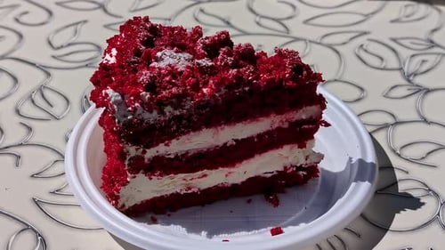 tarta con nata y fruta.