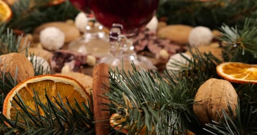 Composition festive sur le thème de Noël avec du vin chaud