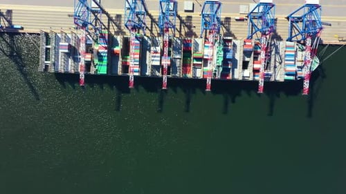 Containerschiff im Export- und Importgeschäft und in der Logistik. Fracht per Kran zum Hafen transportieren.
Wasser