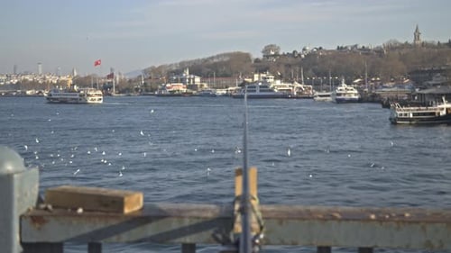 Pescadores pescando no Bósforo, Ponte Galata, com vista para o mar