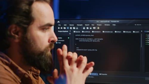 Softwareingenieur konzentriert sich darauf, Code-Bugs aus nächster Nähe zu finden