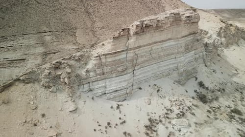 Vue aérienne des falaises sédimentaires spectaculaires au-dessus du lac Sudochye en Ouzbékistan