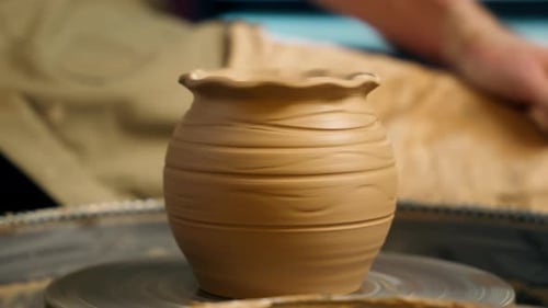 Pot en argile, carafe, vase tournant sur un tour de potier, travail terminé dans un atelier, un magasin d'artisanat, un passe-temps
