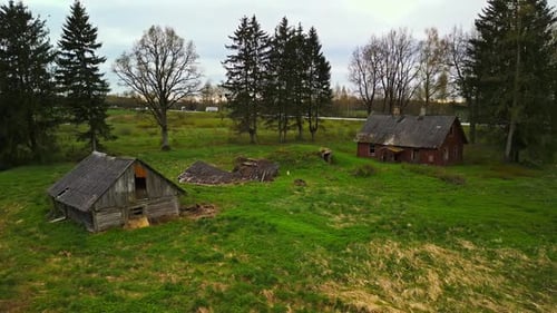 Zwei Häuser stehen inmitten einer üppigen Wiese