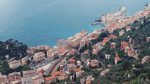 Disfruta de la costa de Camogli con una estación de tren y edificios coloridos