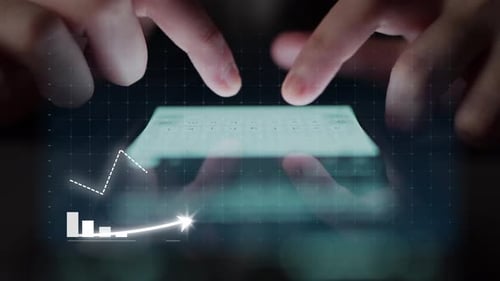 Analyse des Finanzwachstumsdiagramms mit interagierenden Händen auf einem digitalen Tablet, das steigende Trends zeigt