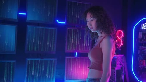 Eine asiatische Frau berührt die Benutzeroberfläche auf dem Virtual-Reality-Bildschirm, futuristisches Technologiekonzept.