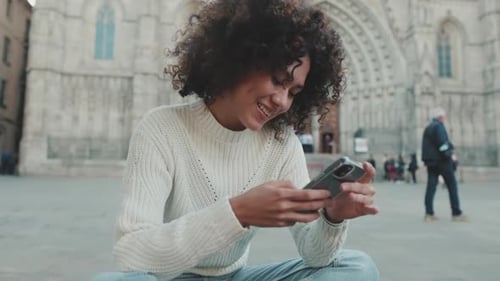 Jovem mulher rola em um telefone celular