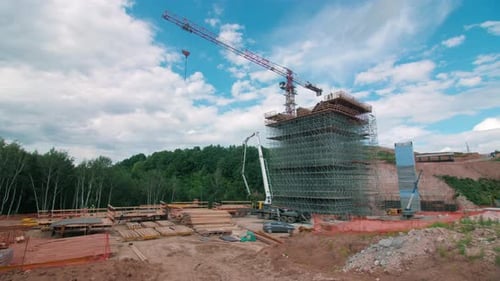 Terreno de construcción con torre, grúa y materiales