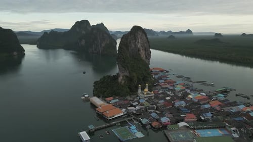 Luftaufnahme des Dorfes Panyee in der Bucht von Phang-Nga, Thailand.