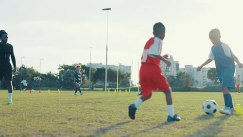 Tor, Fußball und Sieger mit Kindern auf dem Spielfeld für Training, Sportler und Fitness
