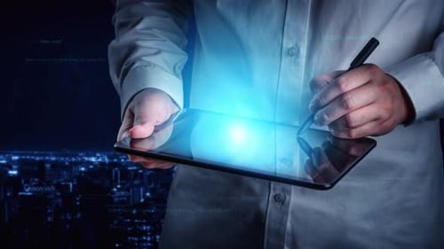Moderner Geschäftsmann mit digitalem Tablet mit Codierungselementen und Stadtbildhintergrund bei n