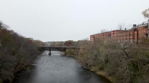 Puente de madera que cruza un río oscuro y rápido. Puente que cruza el río Chippewa en Eau Claire, Wisconsin