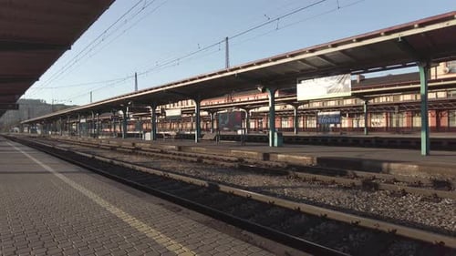 Blick auf einen leeren Bahnsteig in der Stadt Česká Třebová, abends im Herbst