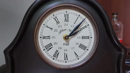 Nahaufnahme eines altmodischen Ziffernblatts, Zeitraffervideo