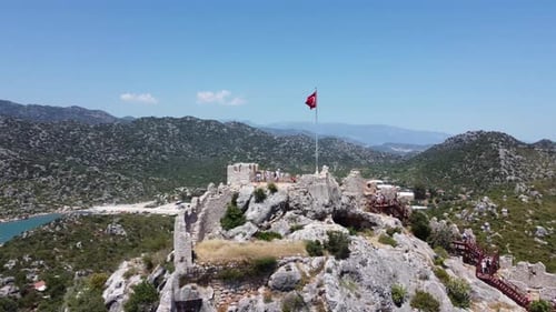 Drapeau de la Turquie agitant à la lumière du jour Uhd