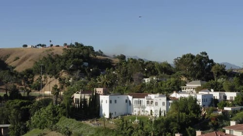 Incendie de broussailles par hélicoptère dans la banlieue est de Los Angeles Lincoln Heights