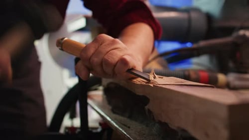 Hersteller im Studio, um Holzteile mit Werkzeugen aus nächster Nähe zu formen