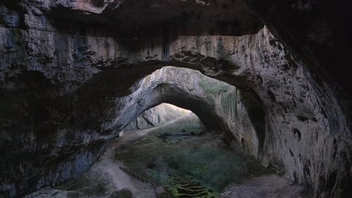 Vue Drone dans la grotte de Devetashka, dans le nord de la Bulgarie, près de la ville de Lovech