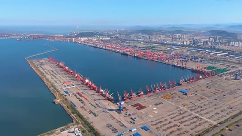 Vista aérea de cima, navio porta-contêineres, importação, exportação, logística, transporte global, negócios, porto comercial
