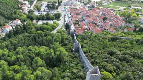 Murs et fortifications : ville fortifiée de Ston, Croatie, vue aérienne par Drone