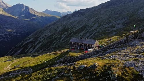 Un drone a filmé une belle vue panoramique de la cabane européenne nommée « Olpererhütte » dans les Alpes autrichiennes en été